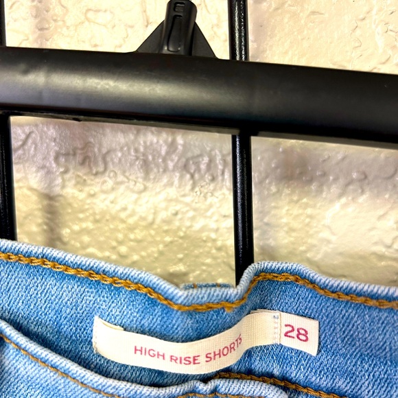 Levi Shorts - Picture 3 of 3